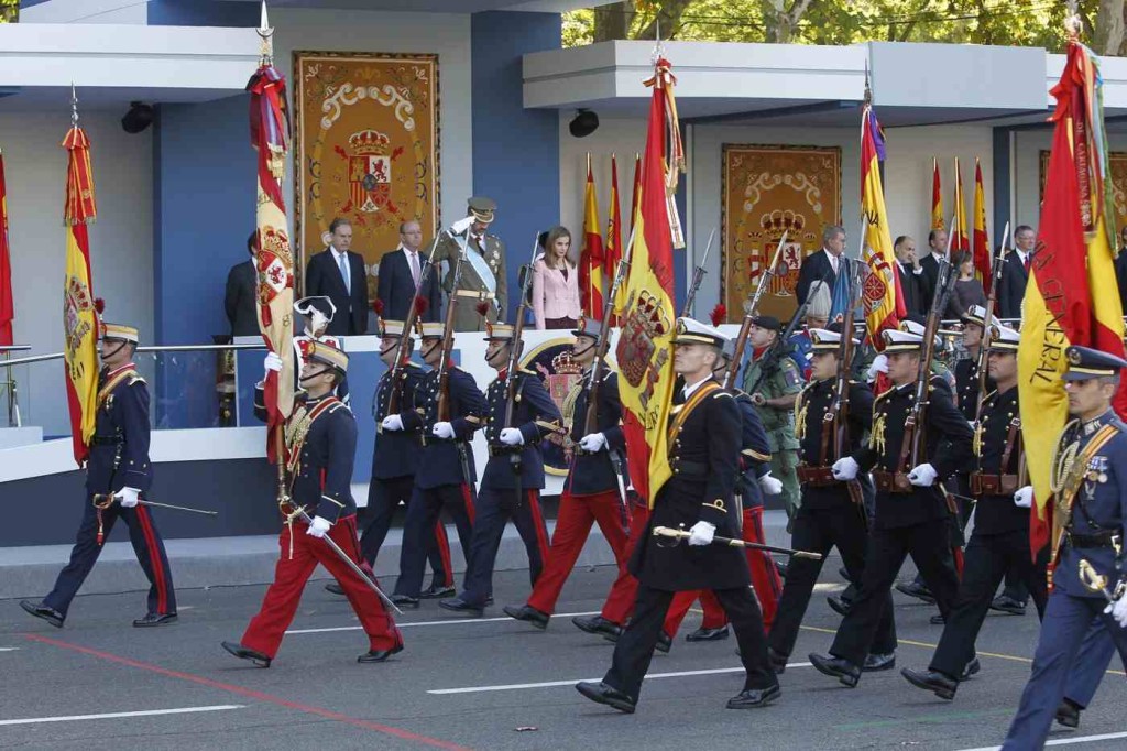Desfile militar durante la fiesta nacional española